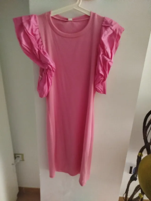 Vestido rosa con mangas abullonadas