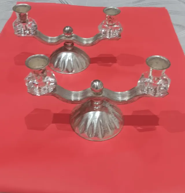 Candelabros de metal y cristal