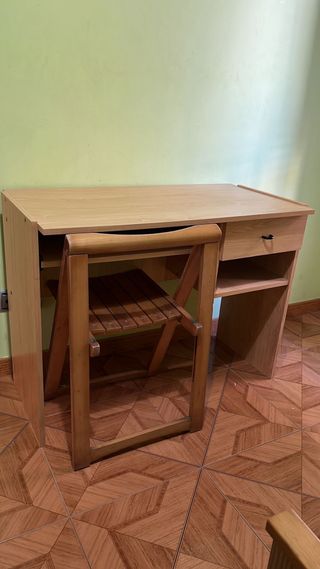 Escritorio y silla de madera