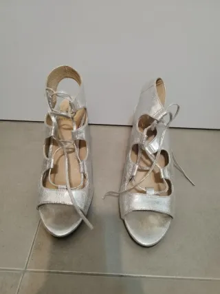 Tacones plateados de piel con cordones