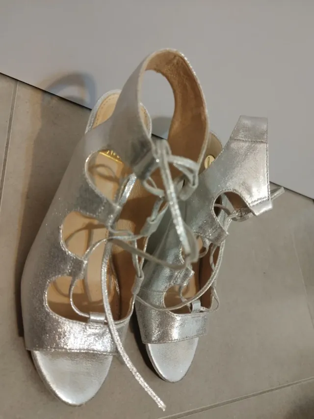 Tacones plateados de piel con cordones