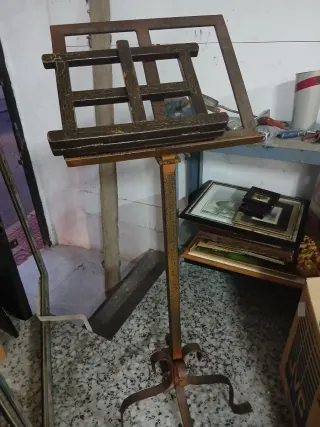 Atril antiguo de madera y metal