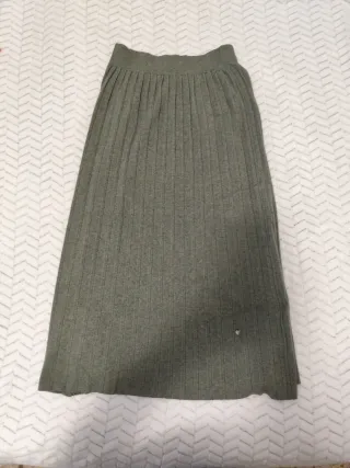 Falda de punto plisada verde oliva