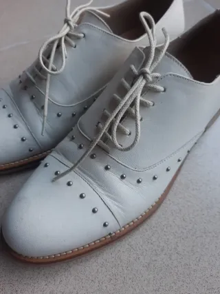 Zapatos Oxford blancos con tachuelas