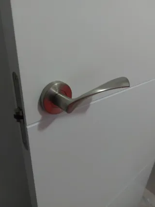 Puerta blanca nueva a estrenar