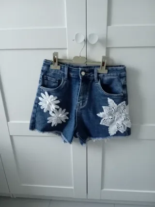 Pantalón corto vaquero con flores T.38