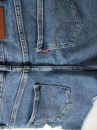 Pantalón corto vaquero con flores T.38