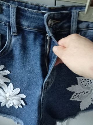 Pantalón corto vaquero con flores T.38