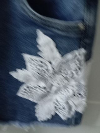 Pantalón corto vaquero con flores T.38