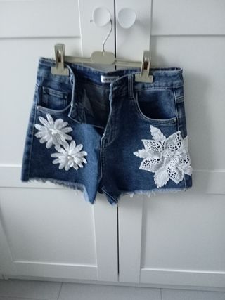 Pantalón corto vaquero con flores T.38