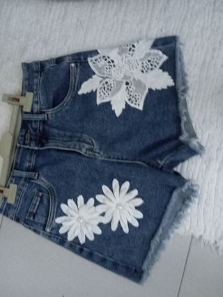 Pantalón corto vaquero con flores T.38