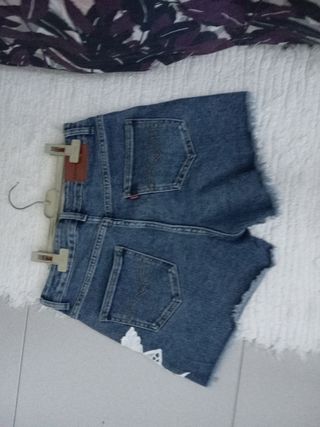 Pantalón corto vaquero con flores T.38