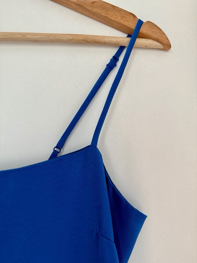 Vestido satinado azul con abertura