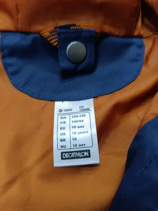 Chaqueta impermeable azul y naranja