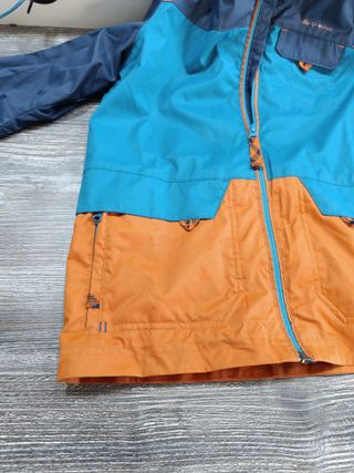 Chaqueta impermeable azul y naranja