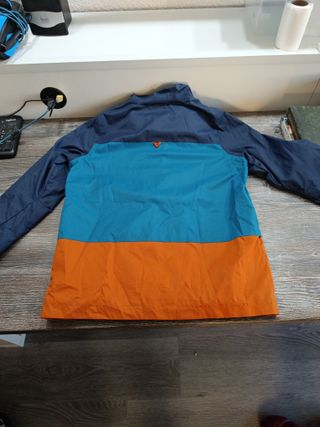 Chaqueta impermeable azul y naranja