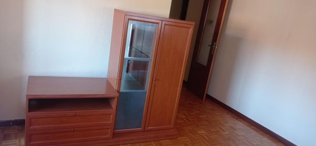 Mueble de salón madera y cristal