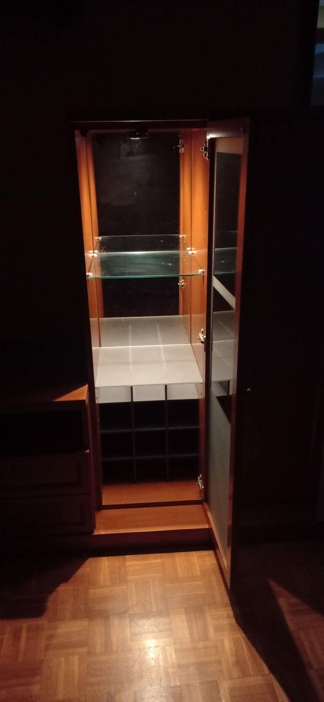 Mueble de salón madera y cristal