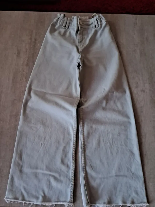 Conjunto de niña: pantalón y sudadera.