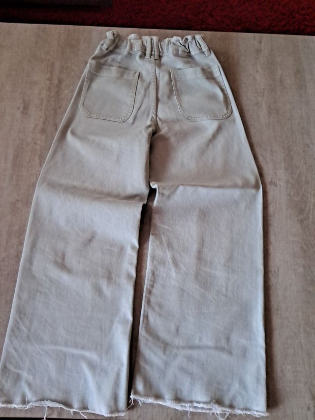 Conjunto de niña: pantalón y sudadera.