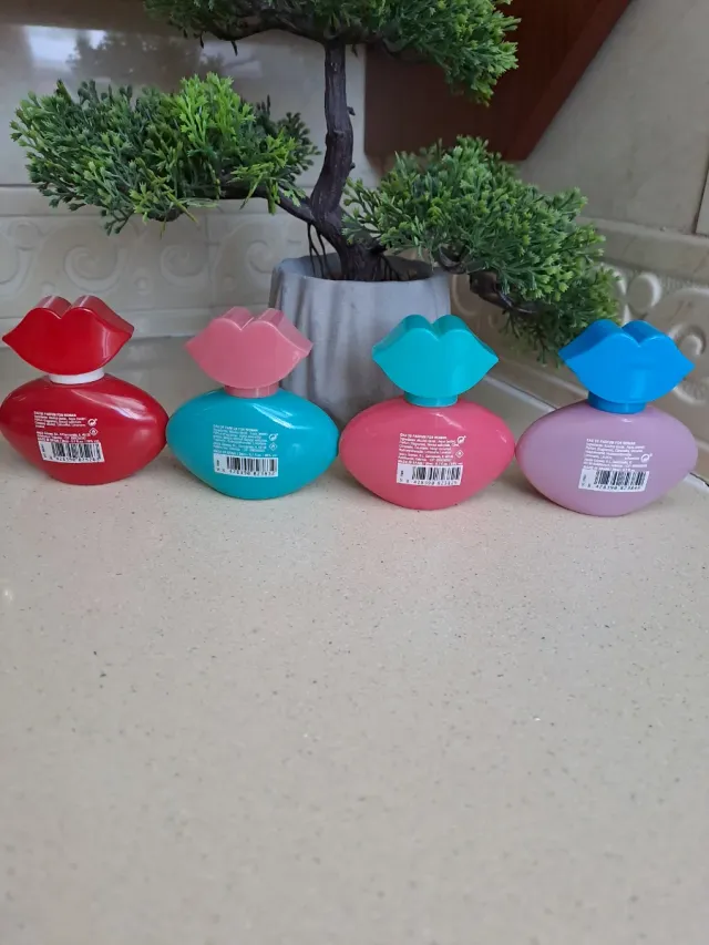 4 flaconi di profumo Flor de Mayo, tappo a forma di labbra
