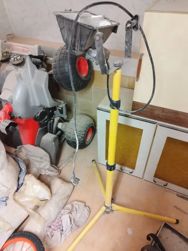 Foco de obra con trípode