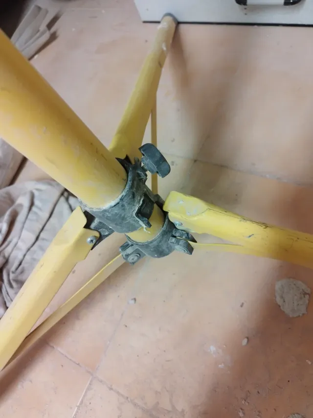 Foco de obra con trípode