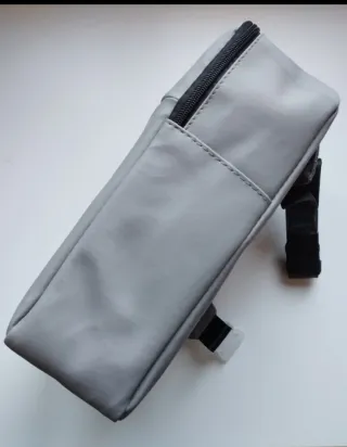 Mochila gris con bolsillo frontal. Nuevo.