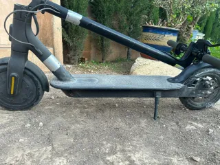Patinete eléctrico con cargador y casco