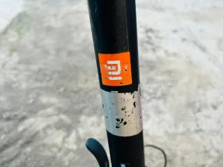 Patinete eléctrico con cargador y casco