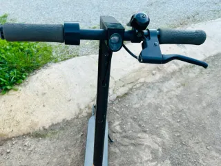 Patinete eléctrico con cargador y casco