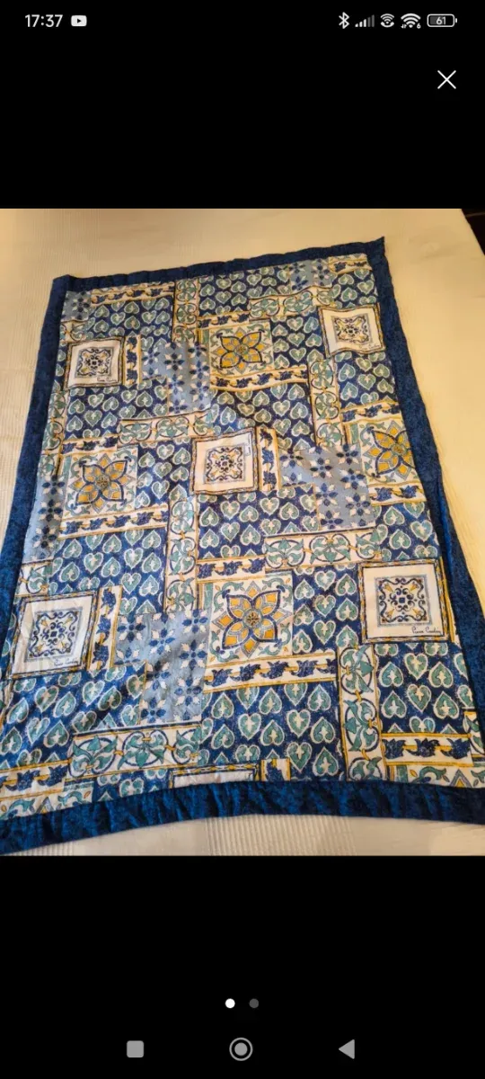 Colcha edredón azul y multicolor