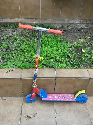 Patinete infantil con ruedas y manillar