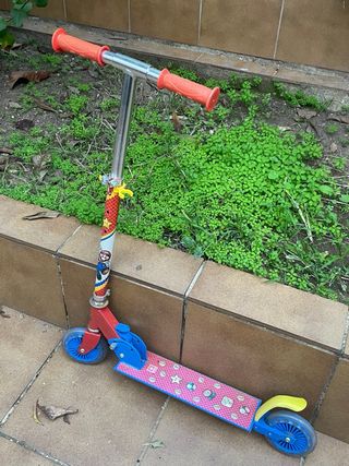 Patinete infantil con ruedas y manillar