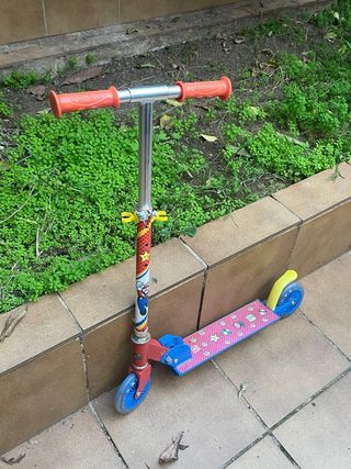Patinete infantil con ruedas y manillar
