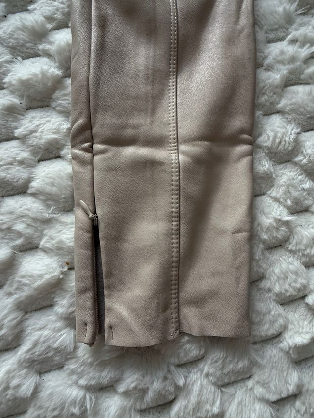 Pantalones beige ajustados con cremallera