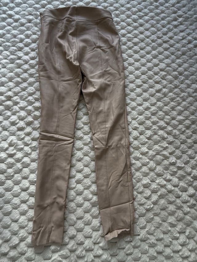 Pantalones beige ajustados con cremallera