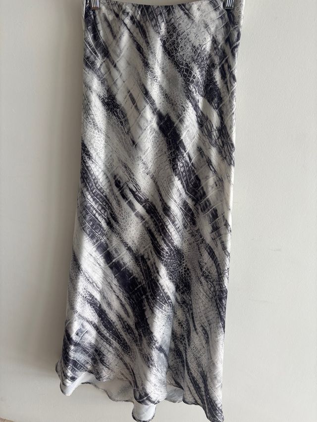 Falda estampado serpiente gris y blanco