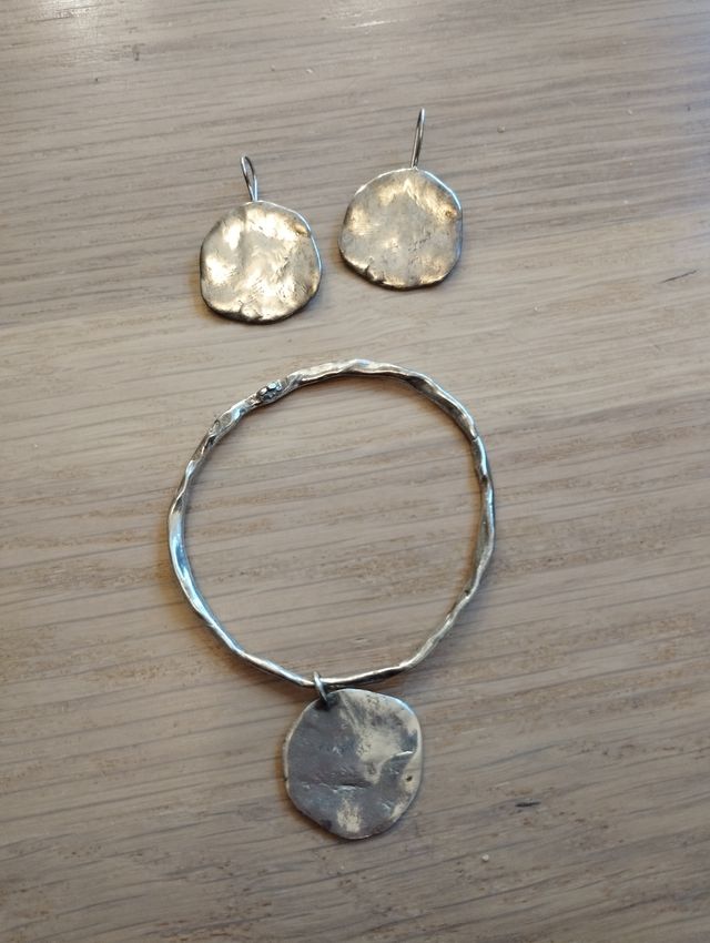 Brazalete y pendientes de diseño. Karen Hallam