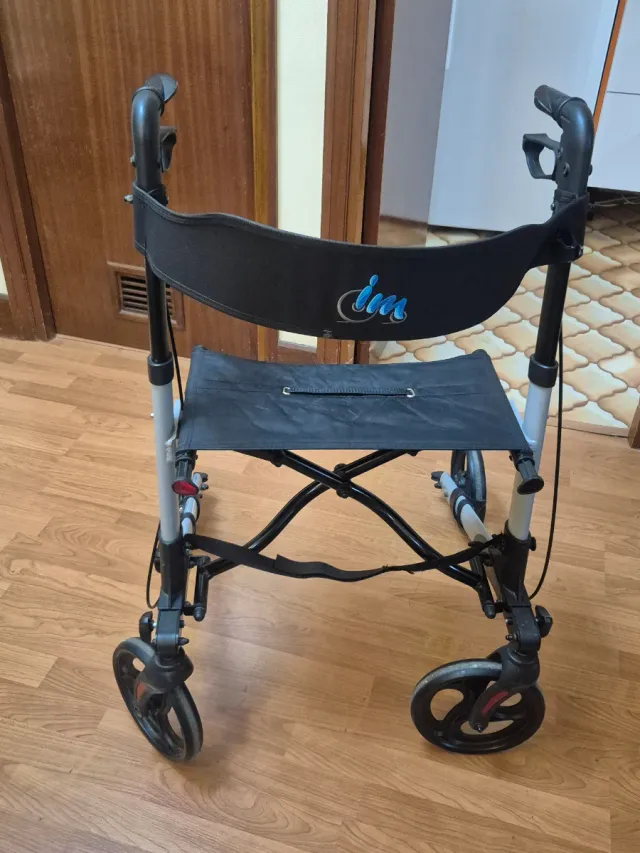 Andador con asiento y ruedas