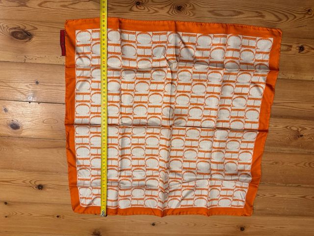 Pañuelo Carolina Herrera Naranja y Blanco