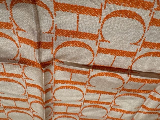 Pañuelo Carolina Herrera Naranja y Blanco