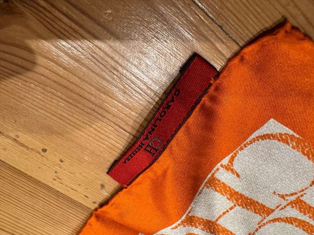 Pañuelo Carolina Herrera Naranja y Blanco