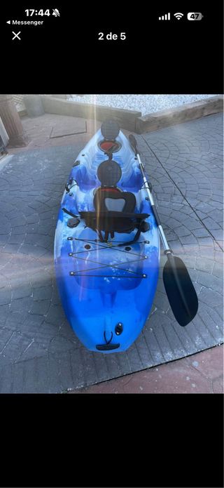 Kayak de pesca azul y blanco