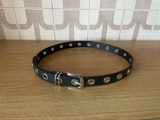 Cinturón negro con ojales y hebilla