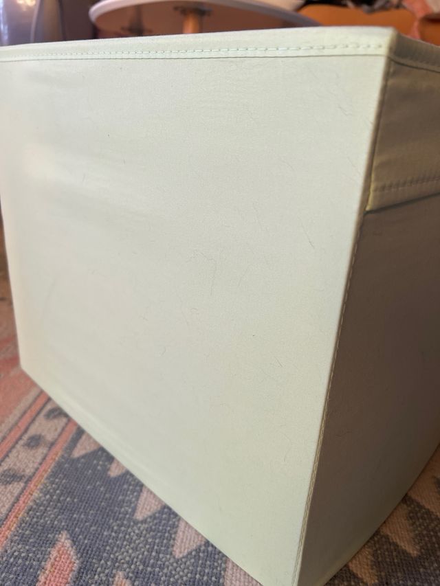 Estante KALLAX IKEA branca e 8 caixas verdes