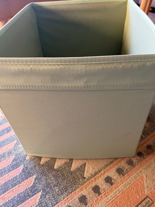 Estante KALLAX IKEA branca e 8 caixas verdes