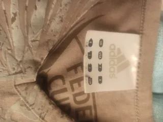 Camiseta juvenil beige grisáceo