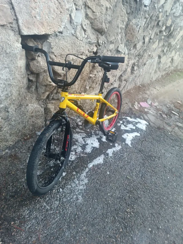 Bicicleta BMX Amarilla GT