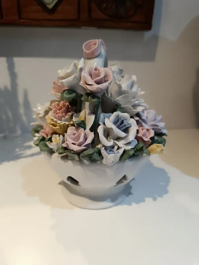 Cestita de cerámica con flores